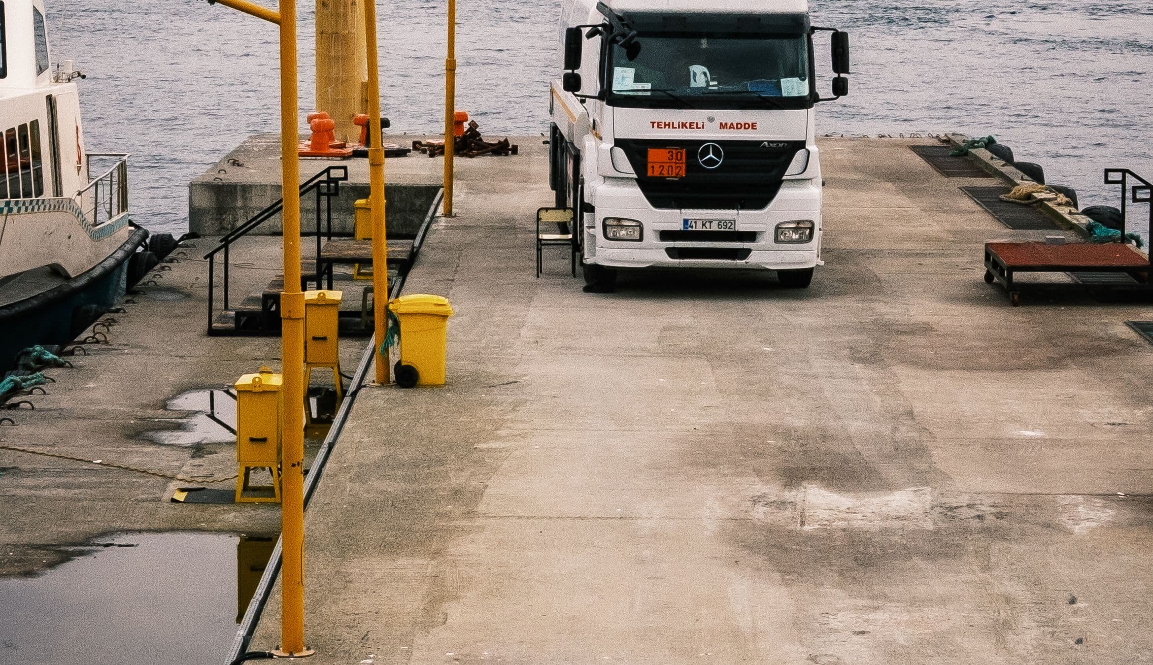 Camion pe un dig, lângă un pod suspendat