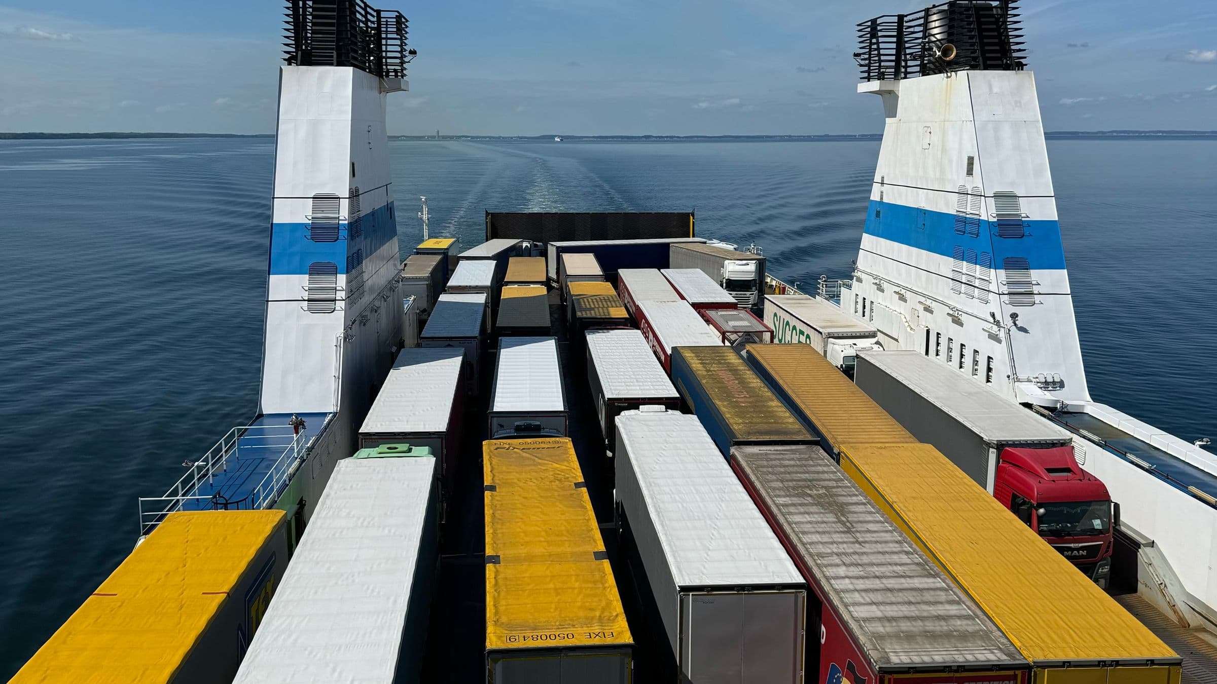 Camioane pe puntea unui ferry, pe mare
