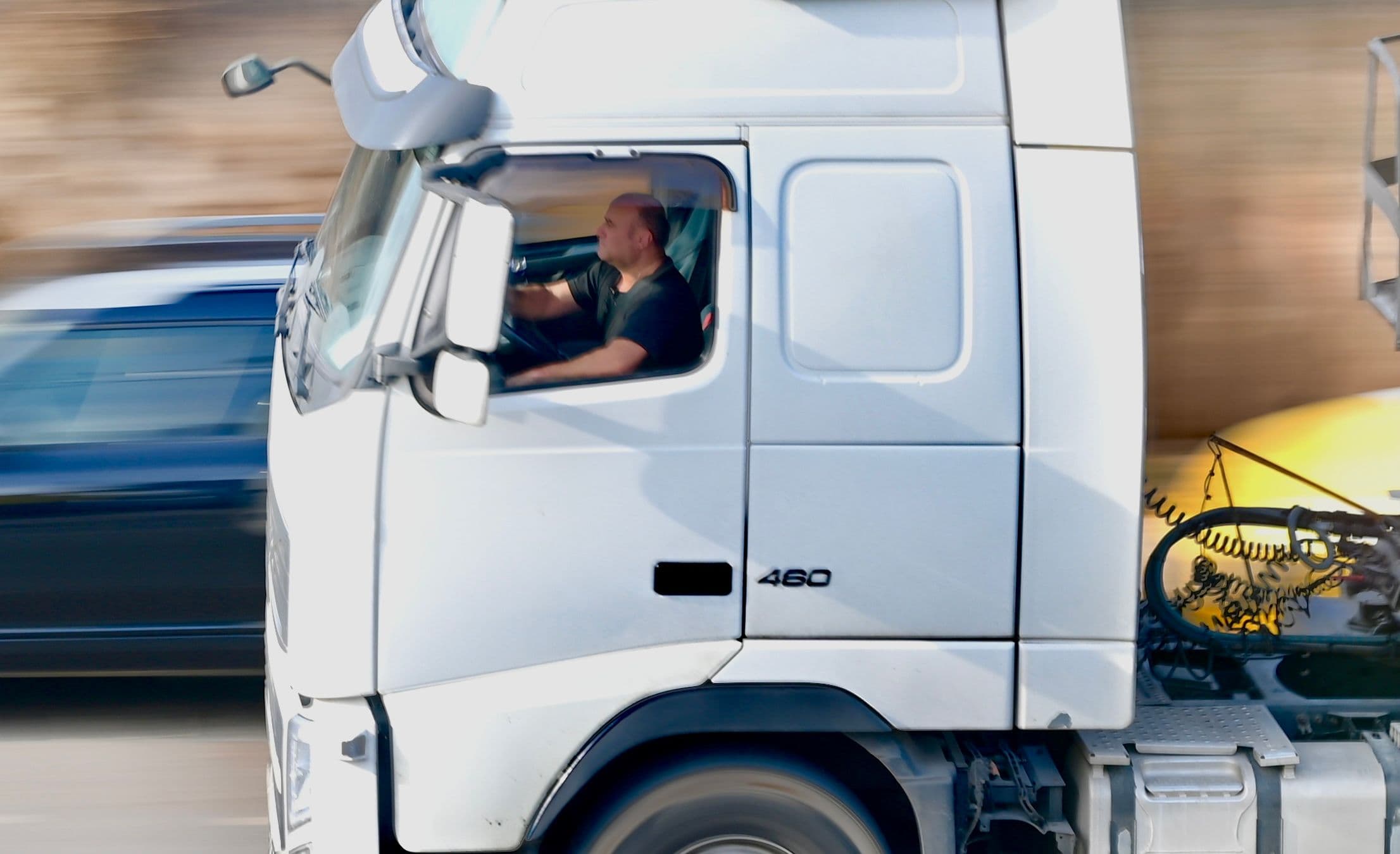 Cap tractor Volvo alb în mers pe autostradă
