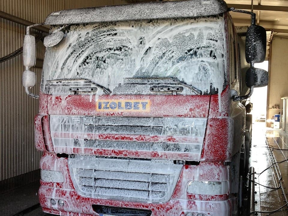 Camion DAF acoperit de spumă într-o spălătorie TIR