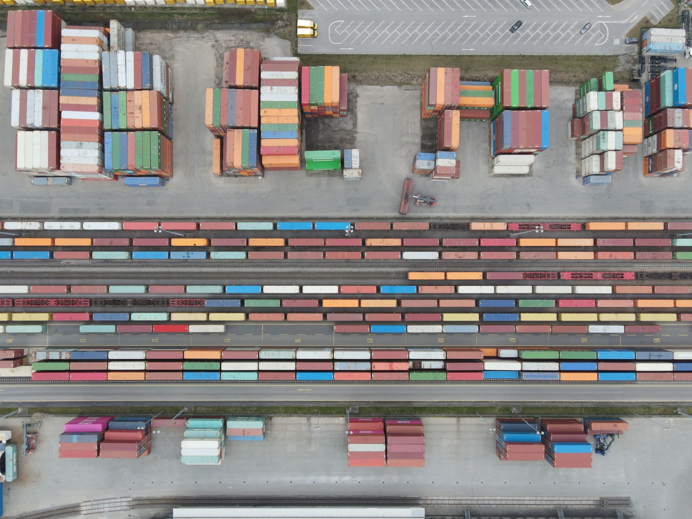 Containere de marfă într-un port, vedere aeriană